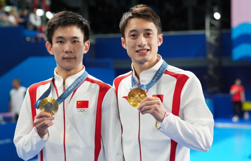 <b>杨昊/练俊杰登顶男子双人十米台夺金</b>